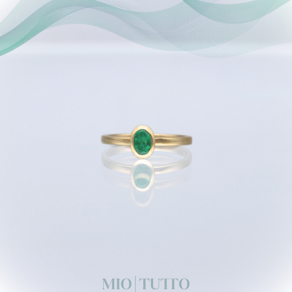 Rub over modern yellow gold Emerald ring