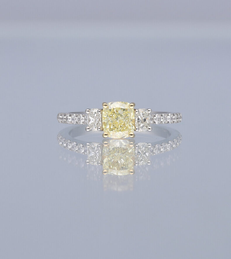 Natural Yellow Diamond Graduated ring 4 Natural Yellow diamond ring, with Yellow and White diamonds